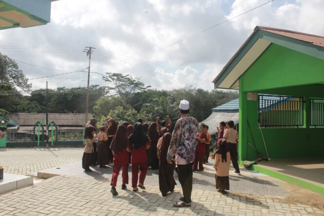 
 Bang Arul Tingkatkan Kenyamanan Sarana Ibadah, Halaman Masjid di Desa Mantawakan Mulia Kini Lebih Tertata