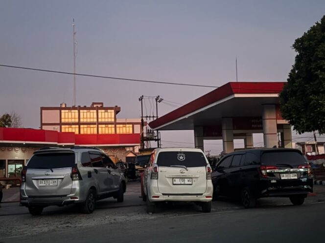 
 Antrean Solar Bersubsidi di SPBU Batulicin Memanas, Sesama Pelangsir Terlibat Keributan, Salah Seorang Diduga Keluarkan Senjata Tajam