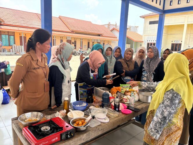 
 Dinas Perikanan Tanah Bumbu Bekali UMKM Lewat Sekolah Pangan di Angsana