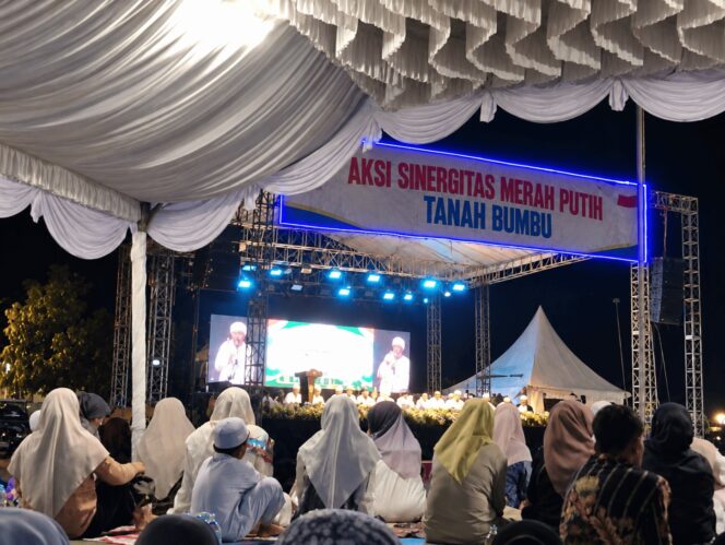 
 Lantunan Al-Qur’an dan Tausiah Warnai Malam di Angsana, Bupati Andi Rudi Latif Hadir di Tengah Warga