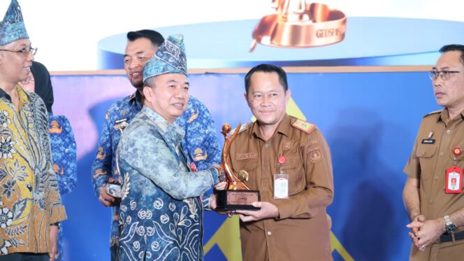 
 Pemkab Tanah Bumbu Sabet Juara Tiga Geospasial Banua Award 2026