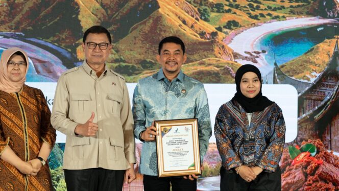 
 Bupati Andi Rudi Latif Apresiasi Prestasi SDN 2 Sepunggur di Lomba Keamanan Pangan Germas Sapa BPOM