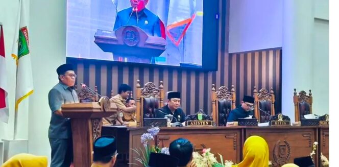 
 Sidang Paripurna DPRD Tanah Bumbu Ajukan Dua Raperda Inisiatif, Fokus pada Penanggulangan Kemiskinan dan Pengembangan SDM